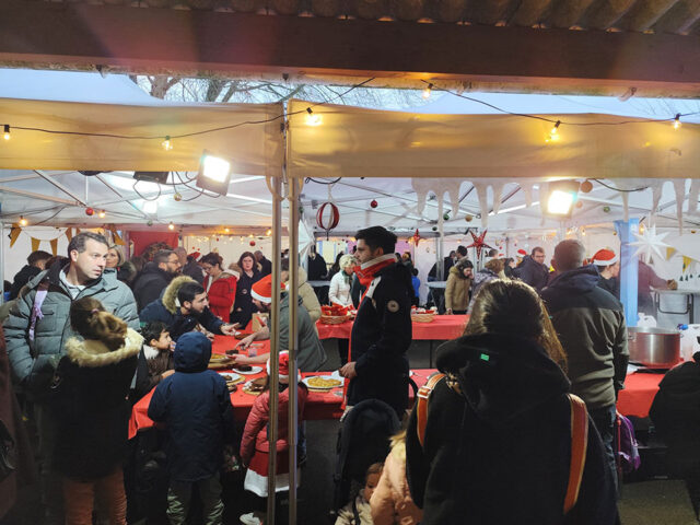 Vue du bar et ses bénévoles lors de la Fête de Noël 2025 organisée par l'ALRM