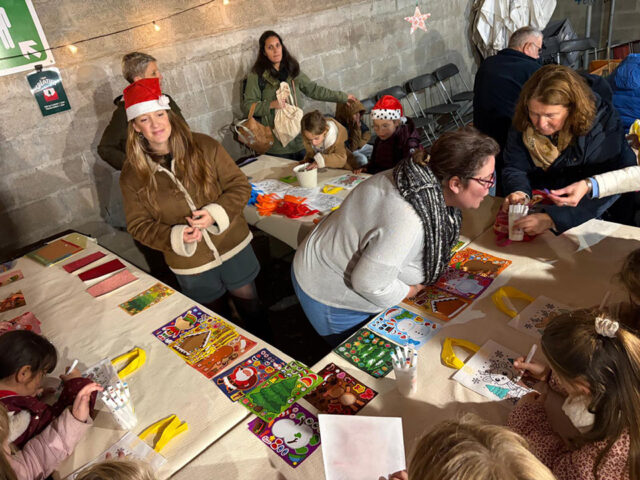 Les parents bénévoles sur le stand de loisirs créatifs de la Fête de Noël 2025 organisée par l'ALRM