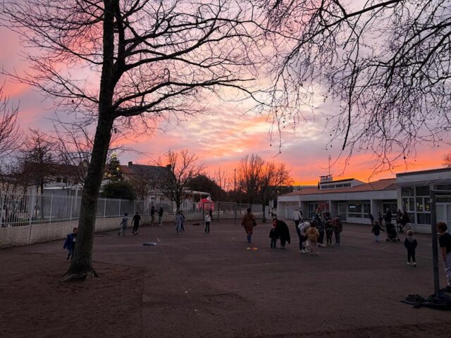 vue de la cour de la Fête de Noël 2025 organisée par l'ALRM