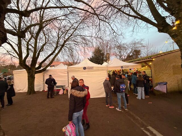 Vue de la cour de la Fête de Noël 2025 organisée par l'ALRM
